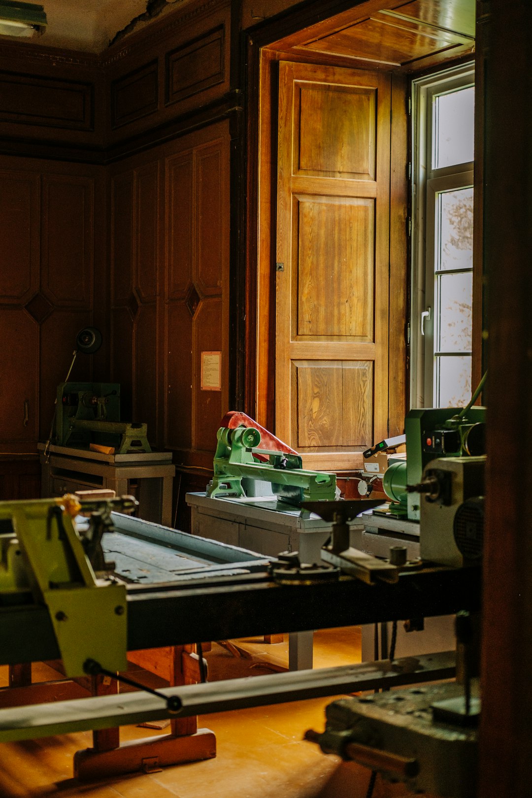workshop-with-woodworking-machinery-and-large-window-dzd-xt3qwkw